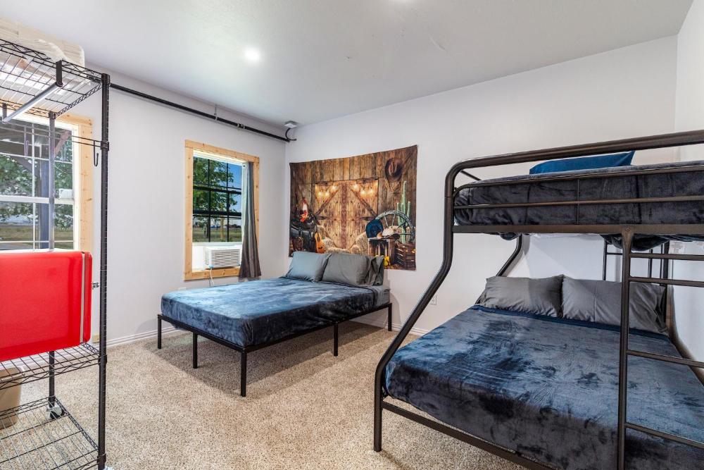 Economy Triple Room with Shared Bathroom interior